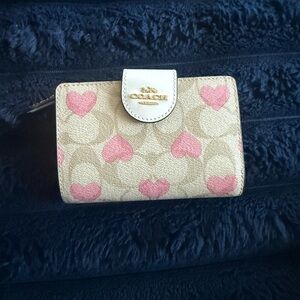 Coach medium corner zip wallet Heart Print